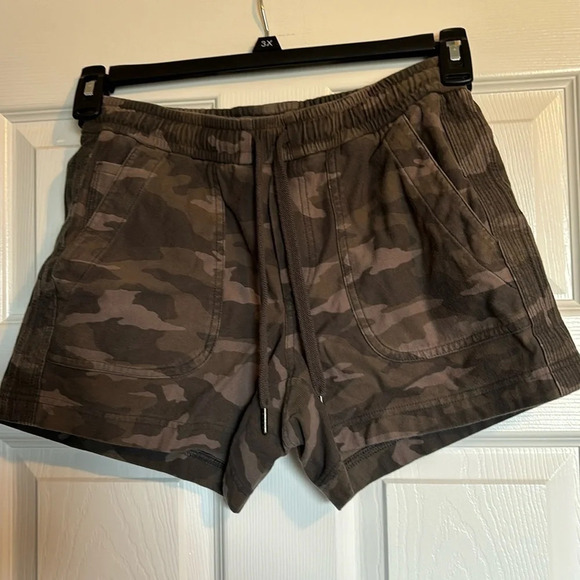 Athleta Farallon women’s camo 4” inseam cotton blend shorts size 2 - Picture 1 of 8